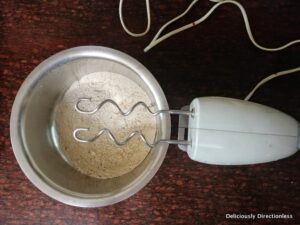 Hand mixer with dough hooks