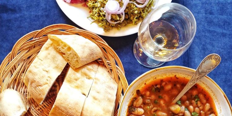 Lobio with bread & pickled vegetables